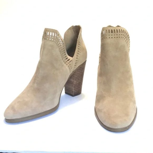 Sz 9 Vince Camuto Fileana French Taupe Split Shaft Laser Cut Out Ankle Boots - Picture 1 of 16